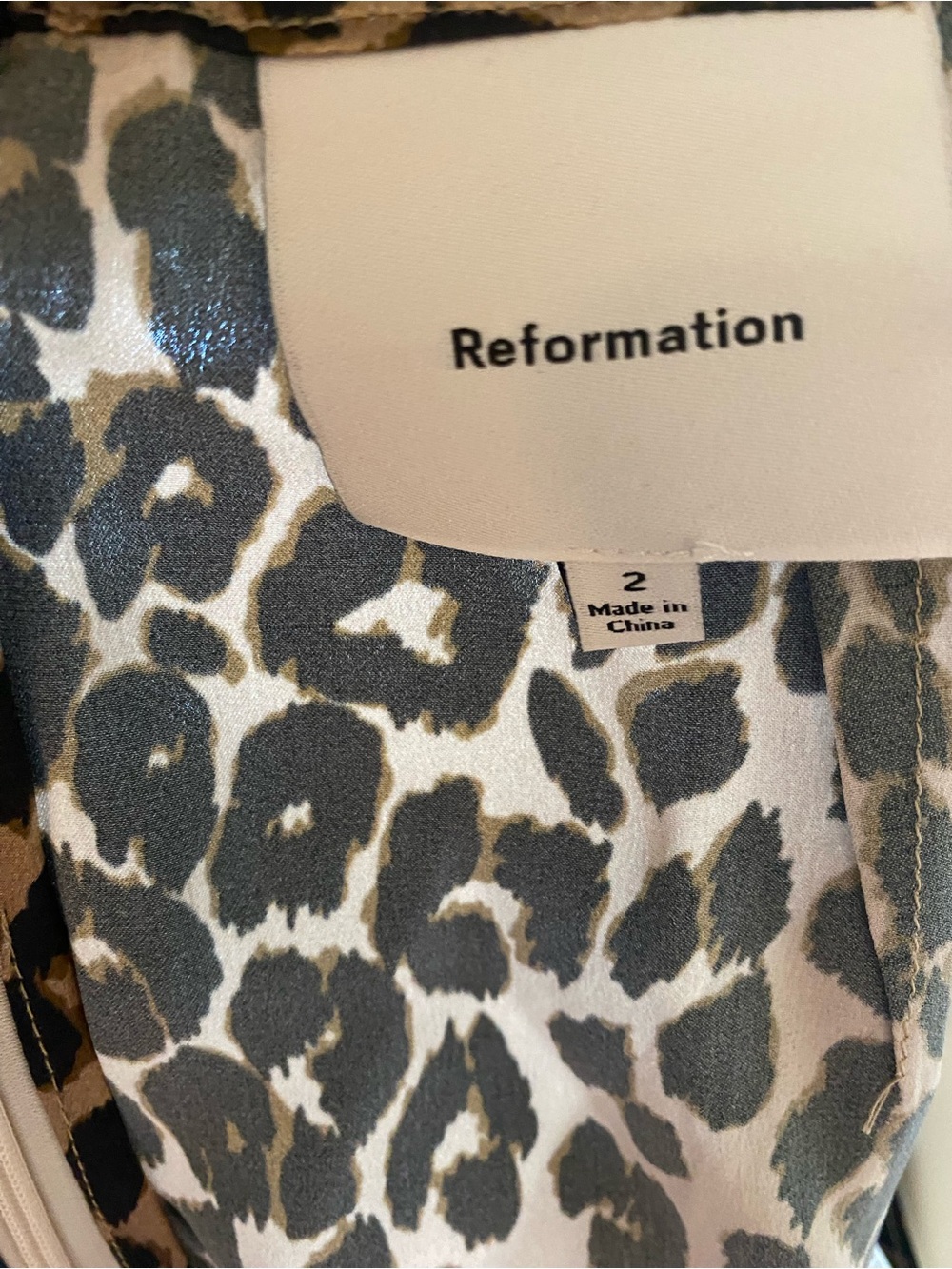 Reformation Chloe 100% silk short in Leo, 2 - Picture 4 of 5